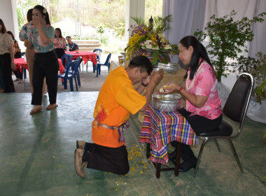 พิธีสรงน้ำพระและรดน้ำ﻿ขอพรเนื่องในประเพณีวันสงกรานต์ ... พารามิเตอร์รูปภาพ 41